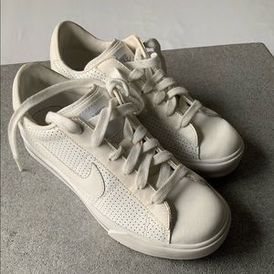 Women’s Nike BRS Sneakers 6.5